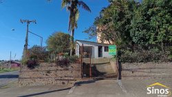 Terreno de esquina com construção no bairro Santo Afonso