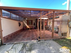 Casa com 03 dormitórios no bairro Lomba Grande