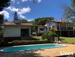Casa com excelente localização em Lomba Grande