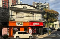 Casa com 03 dormitórios, sendo 01 suíte com sacada no Centro