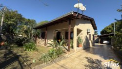 Casa de esquina com 01 dormitório no bairro Feitoria