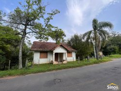 Terreno com construção no bairro Lomba Grande 