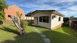 Casa com 02 dormitórios no bairro Lomba Grande