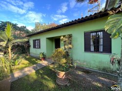 Terreno com pavilhão e sobrado no bairro Lomba Grande