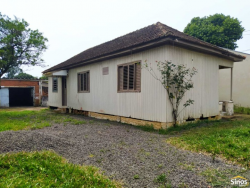 Terreno com chalé no bairro São Miguel