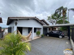 Casa com 03 dormitórios em Lomba Grande