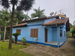 Casa com 03 dormitórios no bairro Lomba Grande