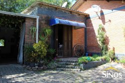 Casa com 02 dormitórios e piscina