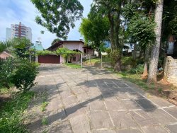 Casa com 06 dormitórios no bairro Rio Branco