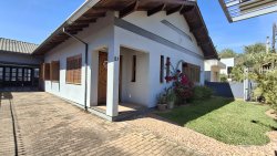 Casa com 03 dormitórios no bairro Rio Branco