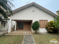 Casa de esquina com 06 dormitórios no bairro Rio Branco