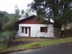 Terreno de esquina com dois imoveis