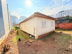 Terreno com construção no bairro Vila Rosa