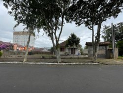 Terreno com construção no bairro Canudos
