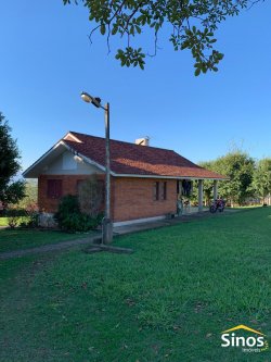 Casa com 03 dormitórios em Lomba Grande