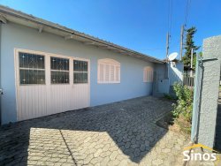Casa com 03 dormitórios no bairro Lomba Grande