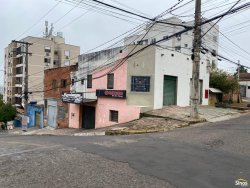 Terreno de esquina com construção antiga no bairro Boa Vista 