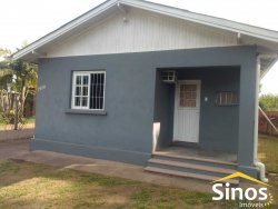 Casa com 03 dormitórios em Lomba Grande