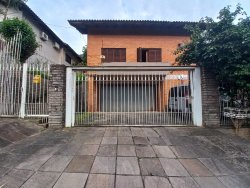 Casa com 03 dormitórios no bairro Jardim Mauá 
