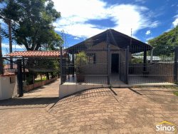 Lindo sobrado na região central de Lomba Grande