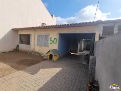 Casa em reforma com 03 dormitórios no bairro Lomba Grande
