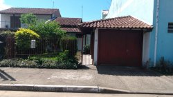 Casa com 03 dormitórios no bairro Lomba Grande