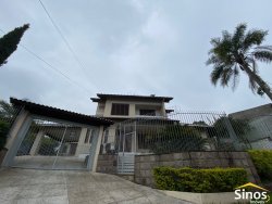 Casa com 03 dormitórios para locação no bairro Ouro Branco