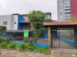 Sobrado com 04 dormitórios no bairro Vila Nova 