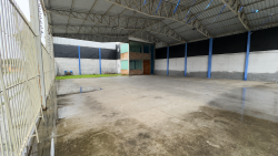 Terreno de esquina com pavilhão e escritório no bairro Liberdade