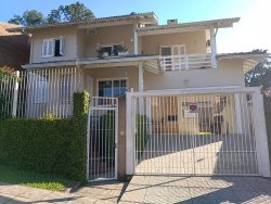 Sobrado com 04 dormitórios, 01 suíte no bairro Canudos
