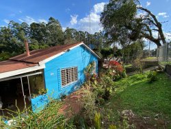 Casa com 02 dormitórios para locação na Lomba Grande