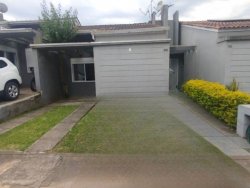 Casa com 03 dormitórios no Condomínio Moradas do Bosque