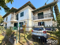Apartamento térreo com 03 dormitórios no Edifício Três de Outubro 