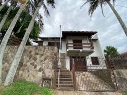 Casa de esquina com 03 dormitórios no bairro Rincão