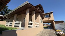 Sobrado localizado na área central de Lomba Grande
